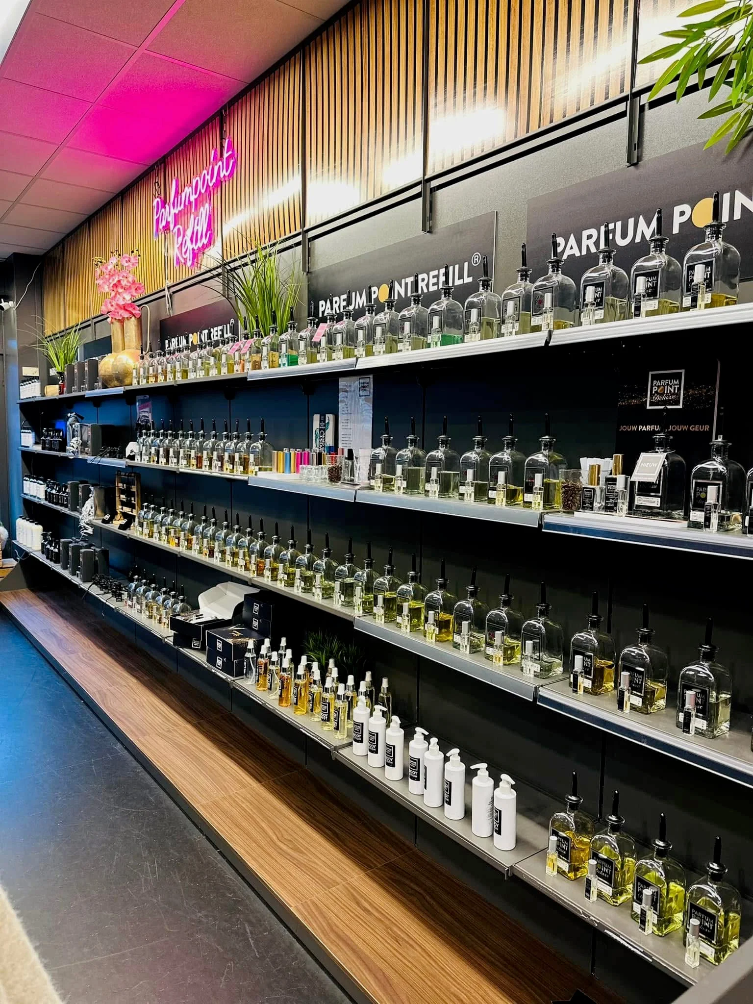 Winkelwand vol schenkflessen en flesjes van ParfumPoint Refill